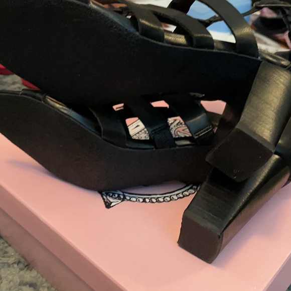 DONATED TO CHARITY.            CROWN VINTAGE 100% genuine leather gladiators - Picture 3 of 4